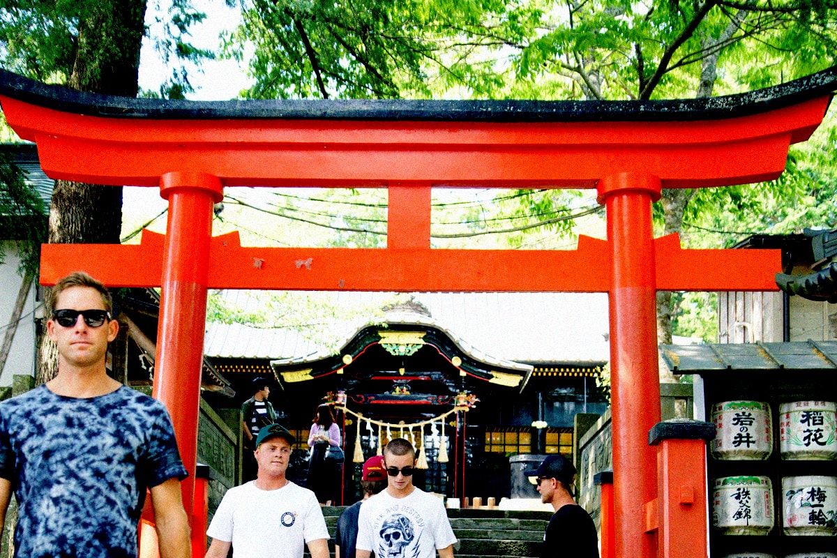 写真　玉前神社の鳥居をくぐる選手たち
